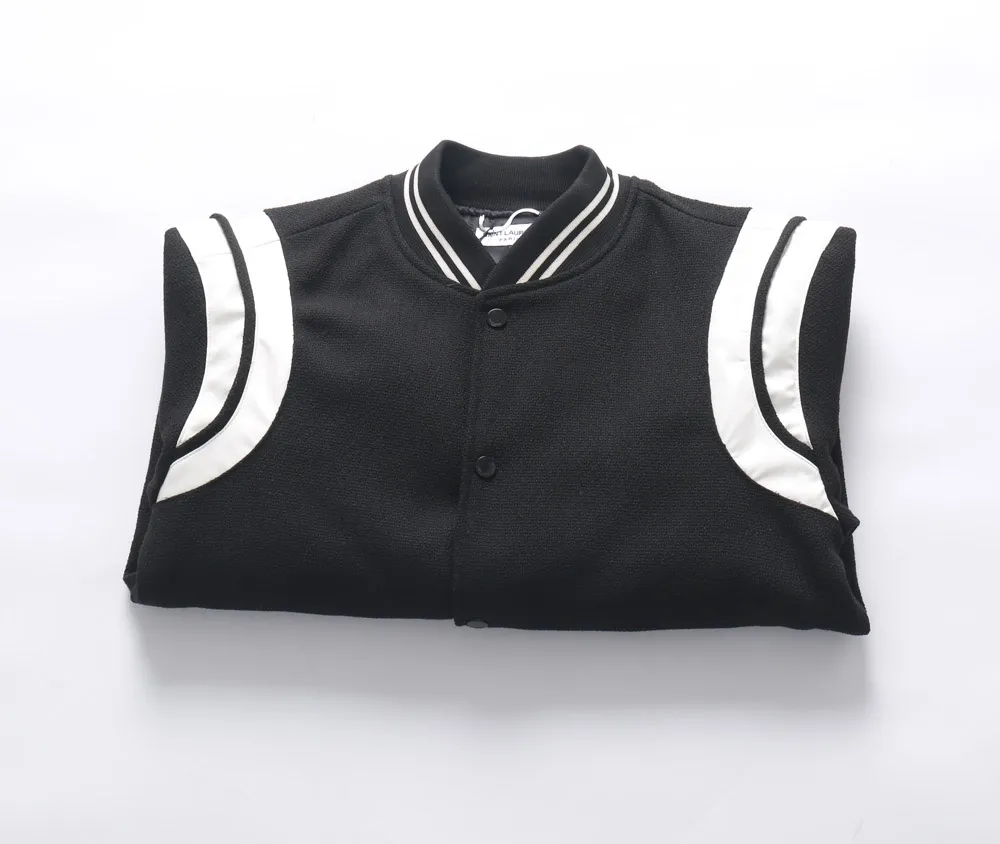 P480 Saint Laurent Paris slp classic leather patchwork black and white baseball collar jacket. Original version 1:1 to develop the highest version on the Internet. It took 2 months to customize pure wool fabric and jacquard ribbing (ordinary machines cannot achieve this jacquard effect). The version is super handsome. The patchwork position is very particular about parking technology. Whether the whole dress looks good or not depends on this position. Same style for men and women. Color: black and white spelling/white/black. Size: 46 48 50 52